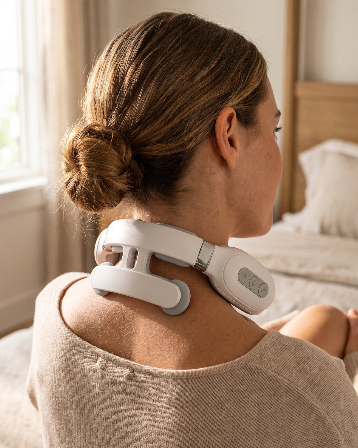 The RLEVE ONE resting on the back and sides of the neck